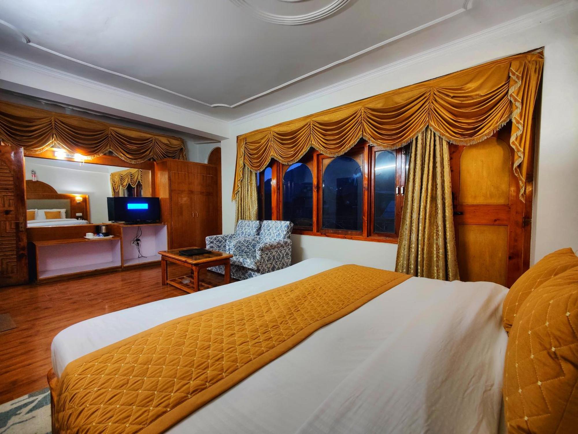 Surya International Hotel Manali Near Mall Road Ngoại thất bức ảnh